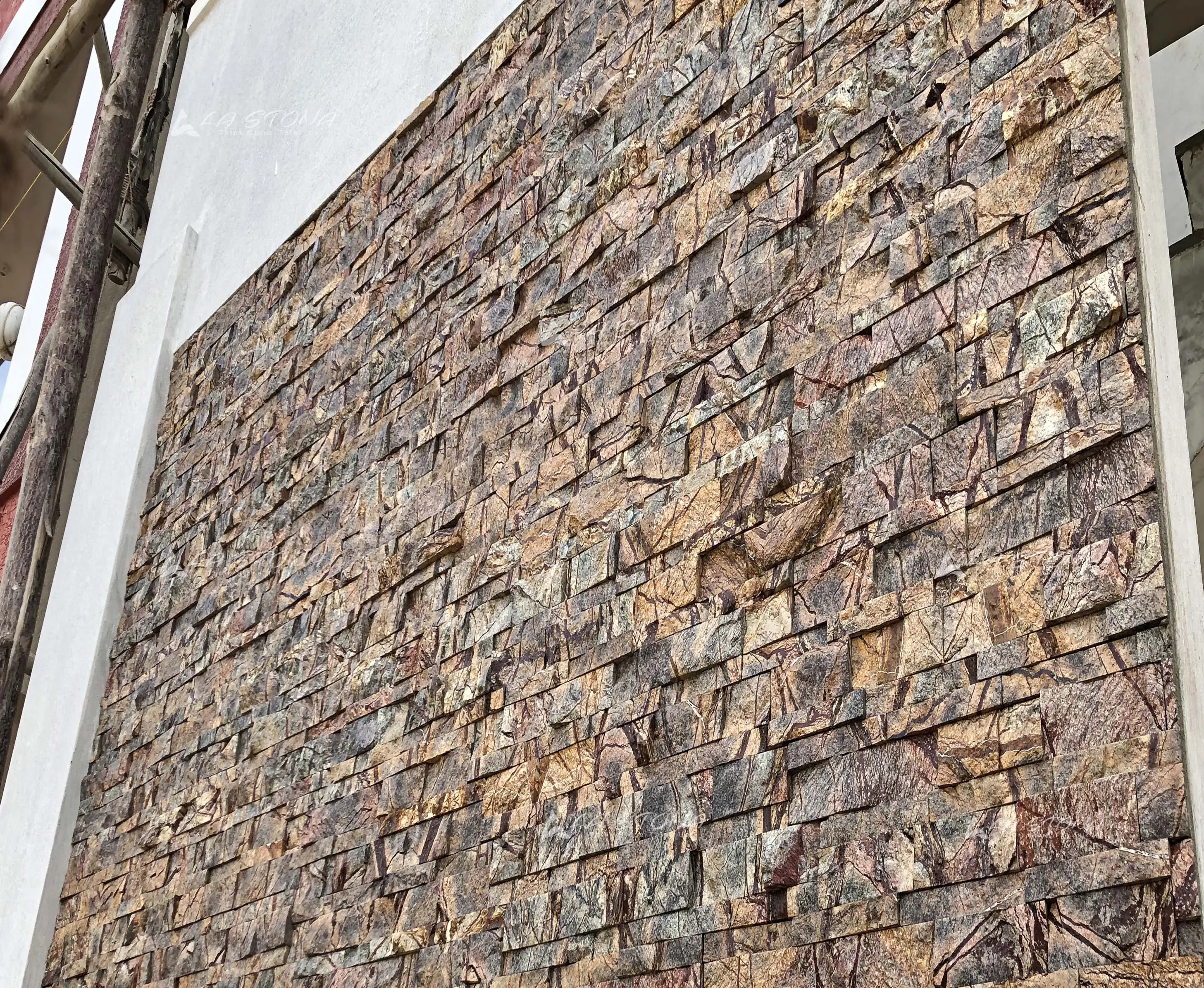 SAFARI BROWN natural stacked stone cladding with coffee brown and golden beige tones featuring dramatic natural veining